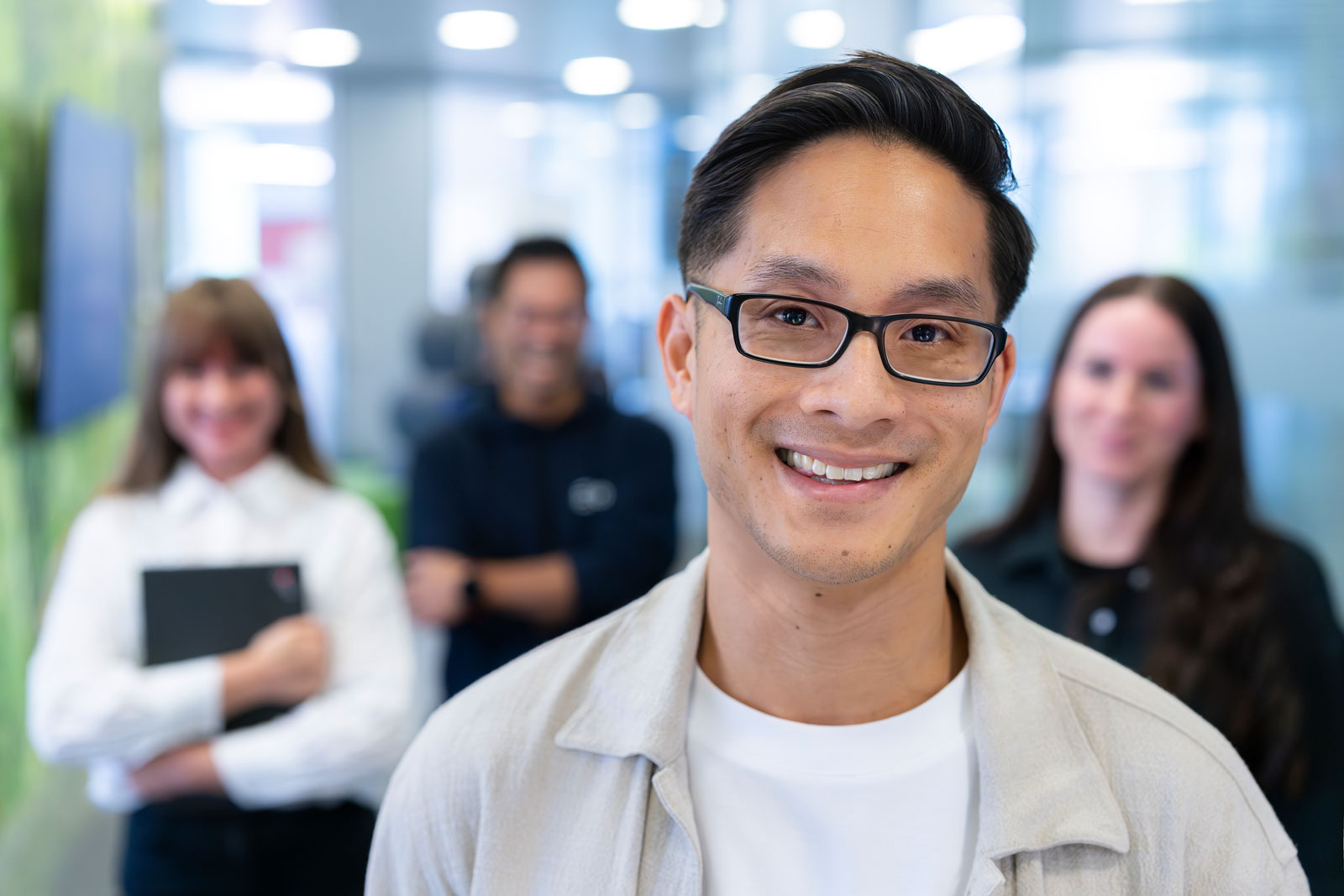 Student Khoa mit weiteren Kolleg:innen am Essener Standort